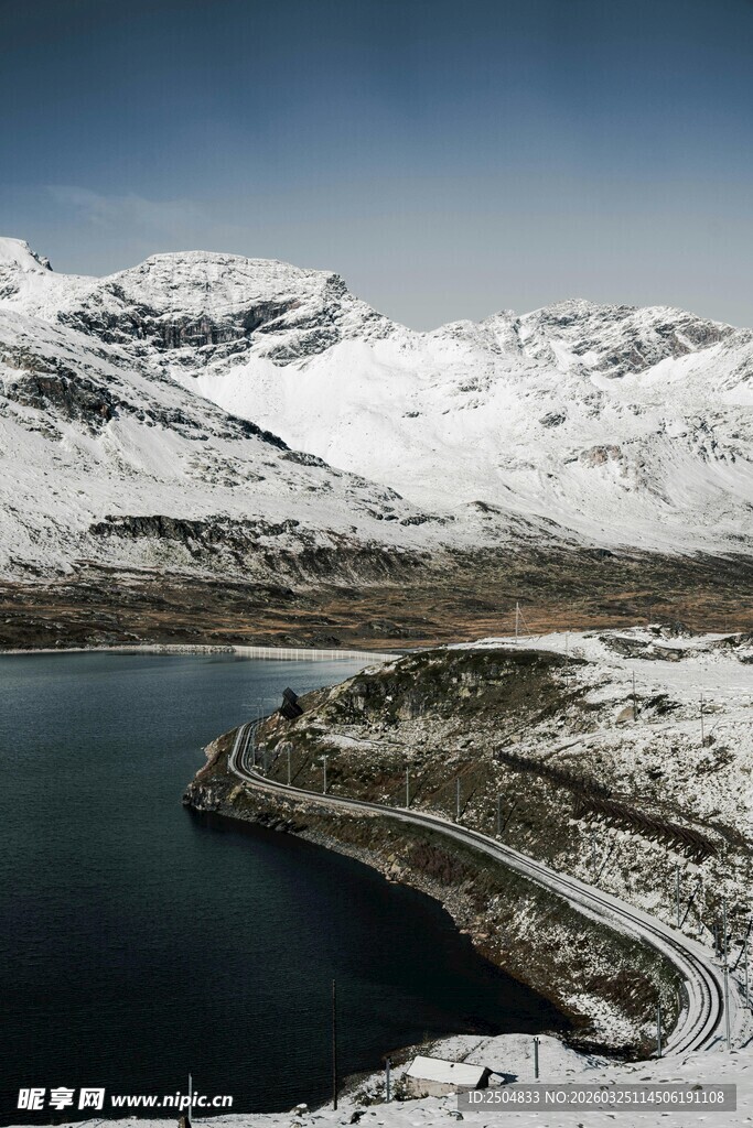 雪山环绕的静谧湖泊