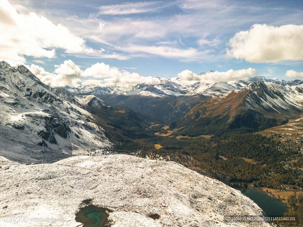 雪山壮丽景观俯瞰图