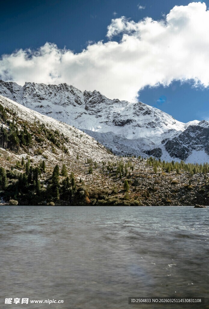 雪山下的宁静湖泊风光