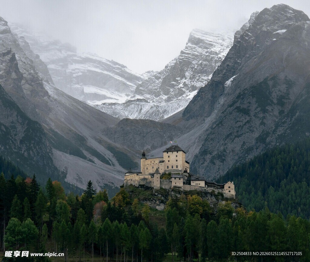山间城堡 隐于壮丽雪山之下