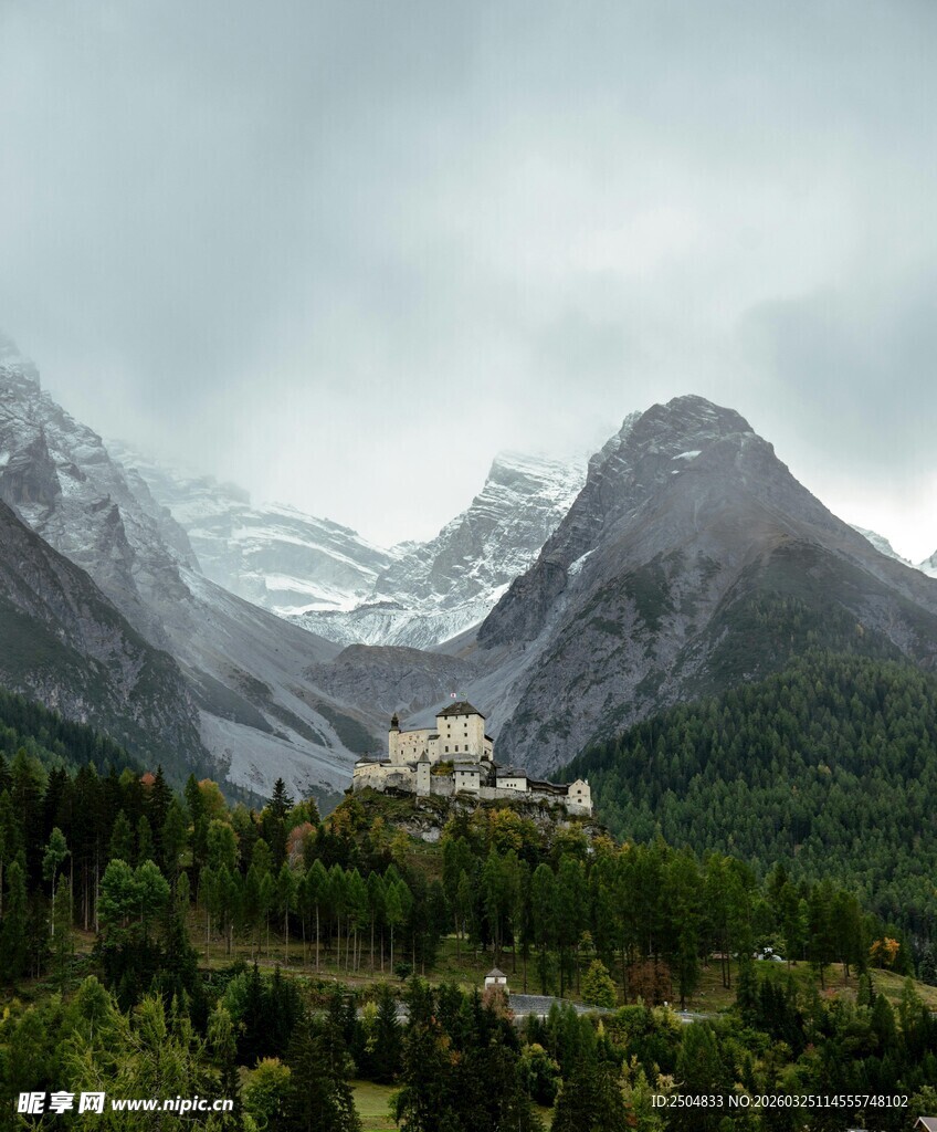 山间云雾缭绕的壮丽景色