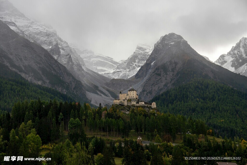 云雾缭绕的山间美景