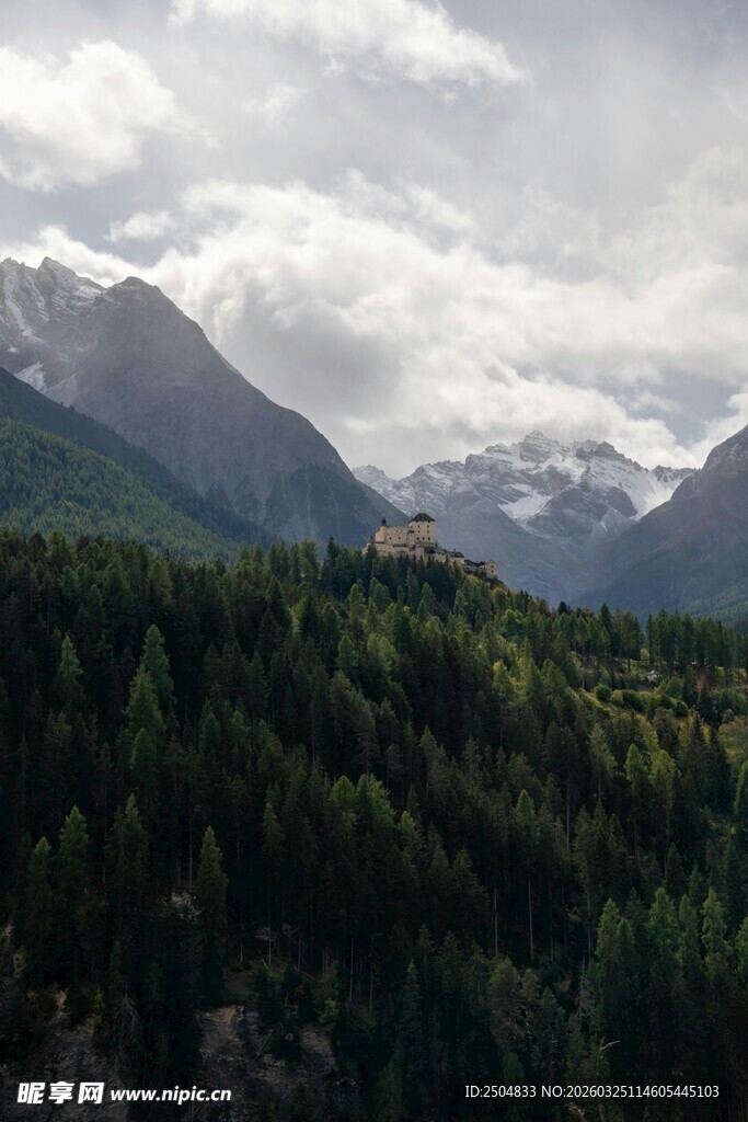 山林间的壮美山峦景色