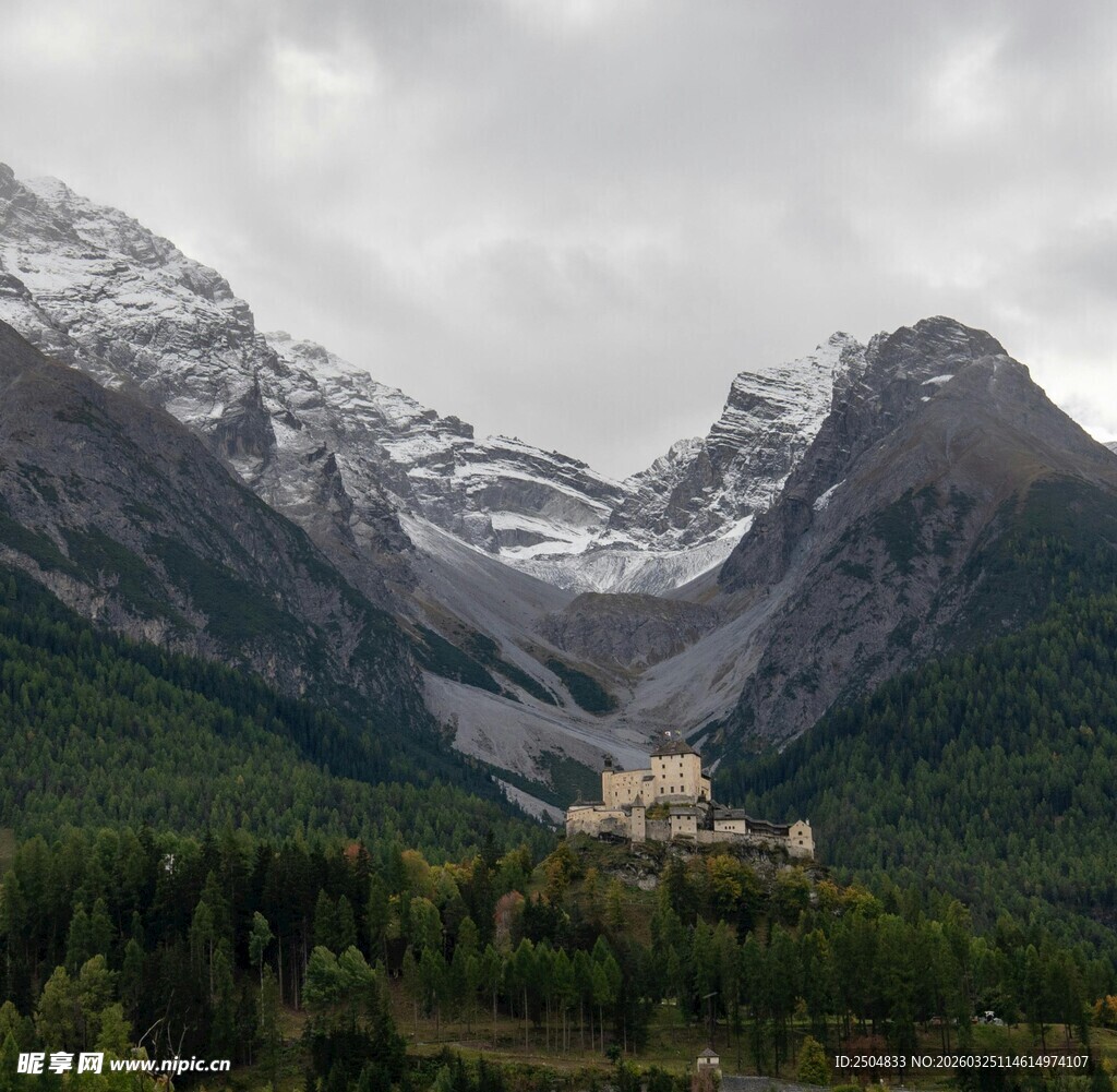 雪山下的森林与建筑景观