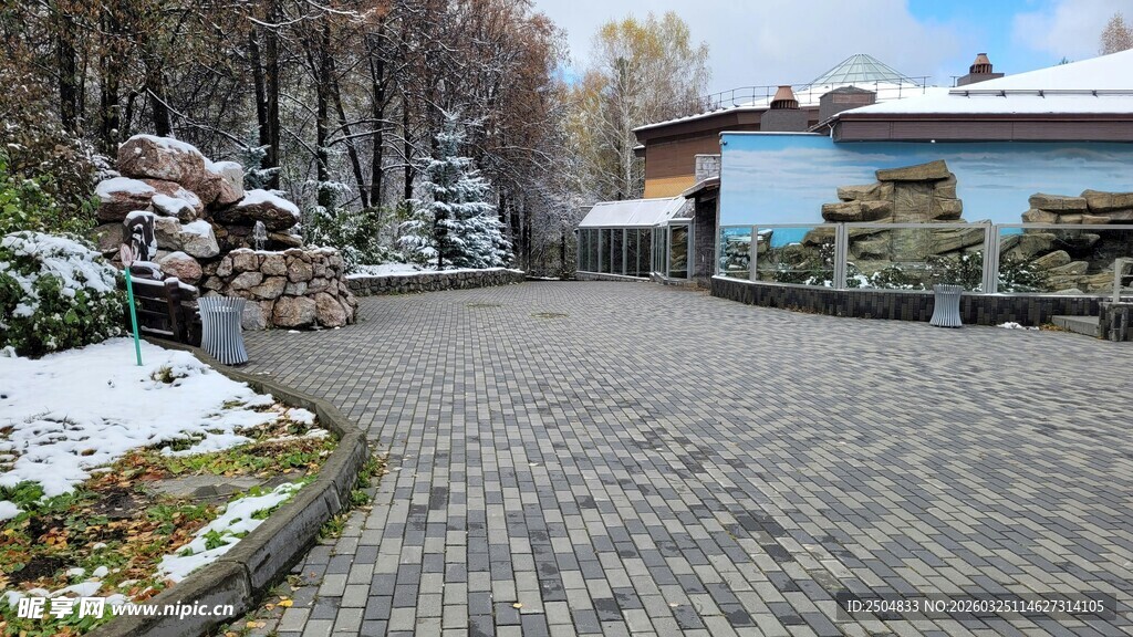 冬日山间的石砌静谧小道