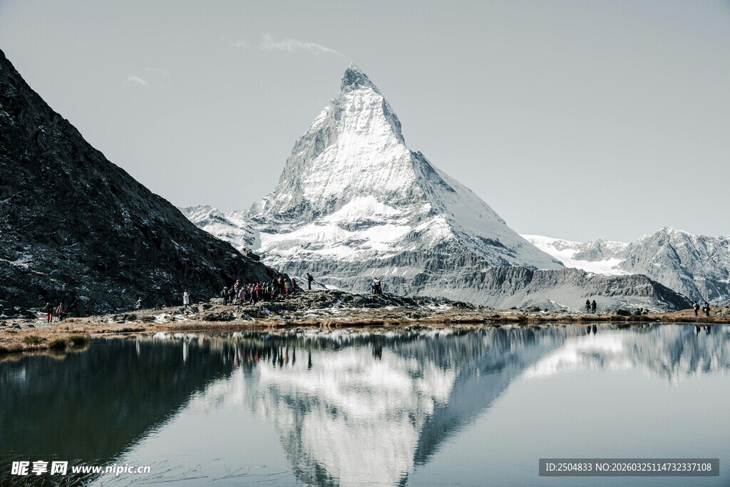 马特洪峰倒映在宁静湖面