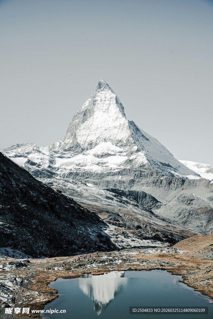 马特洪峰下的静谧湖泊