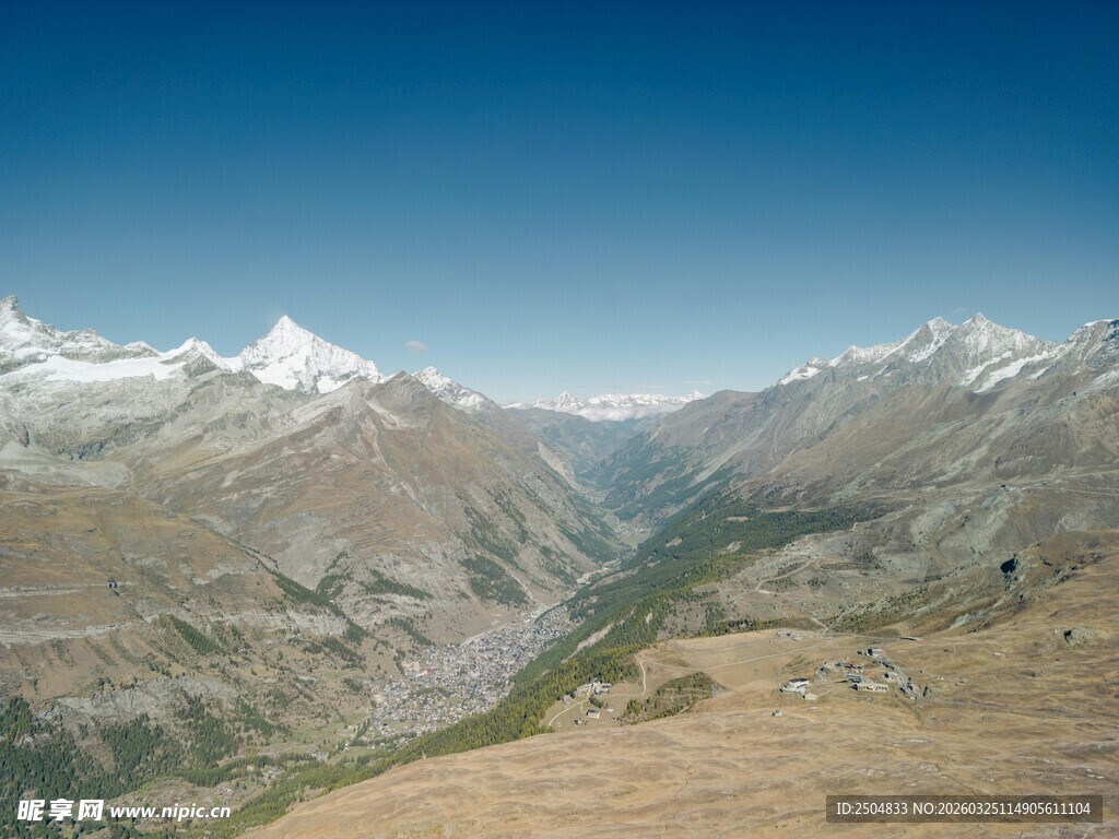 壮丽高山山谷风景