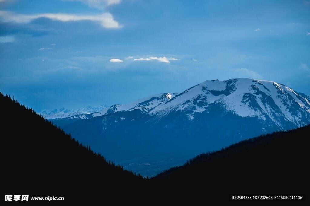 壮丽雪山与蓝天美景