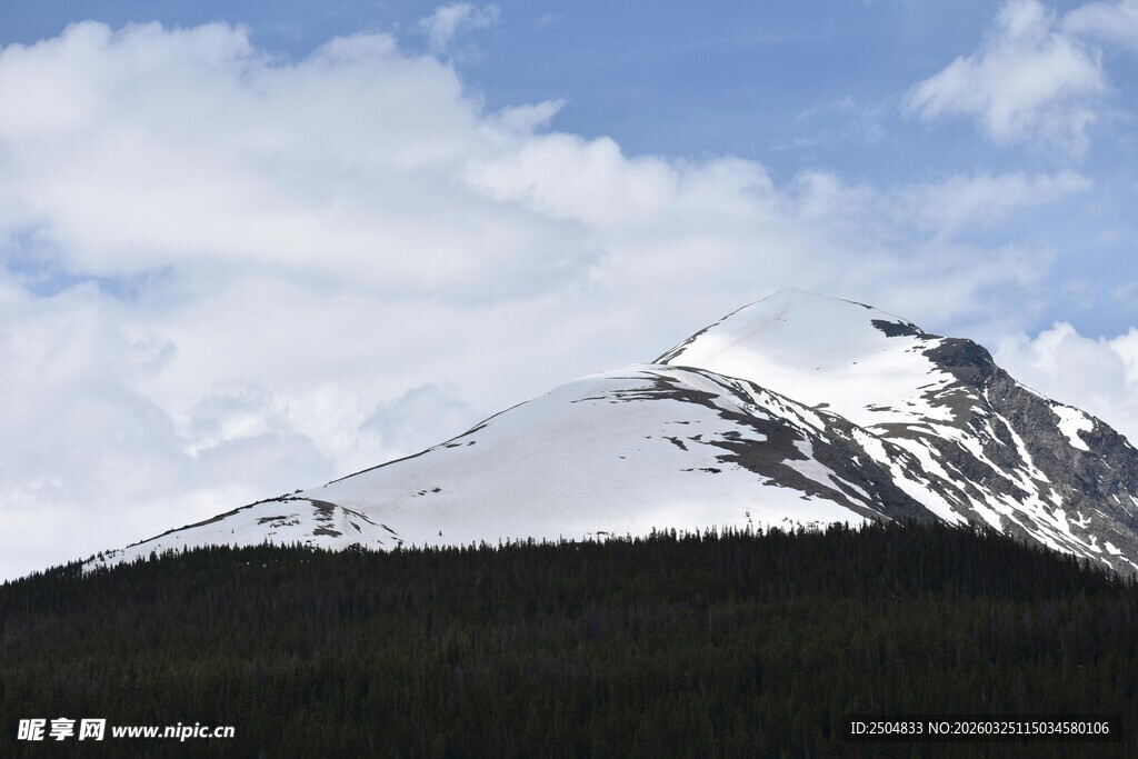 雪山之巅的壮丽景致