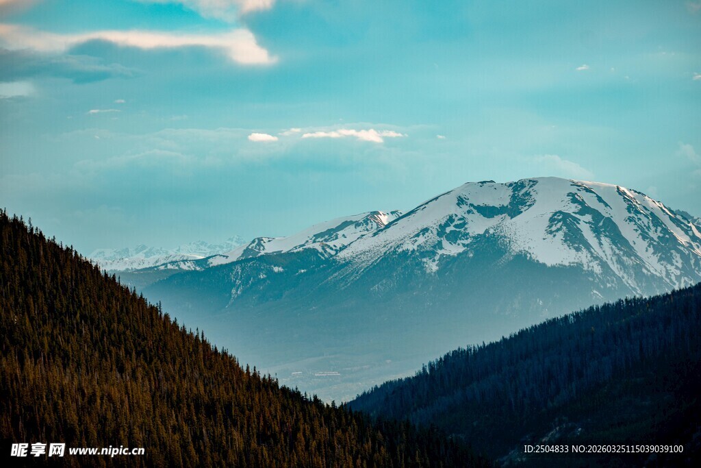 壮丽雪山与葱郁山峦景观