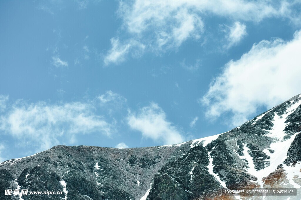 雪山蓝天美景