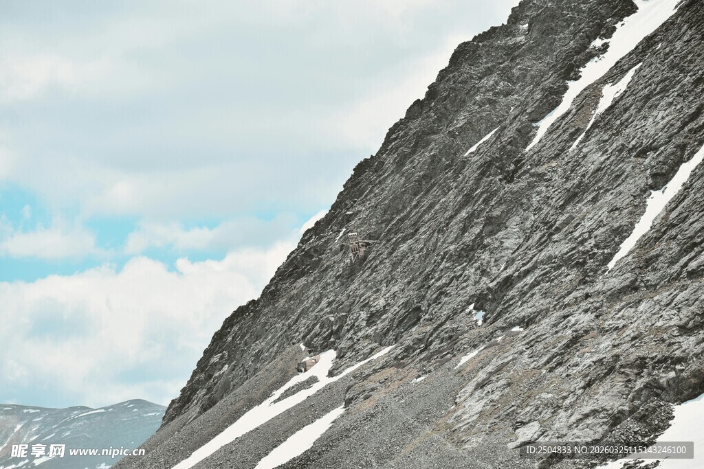 巍峨雪山峭壁