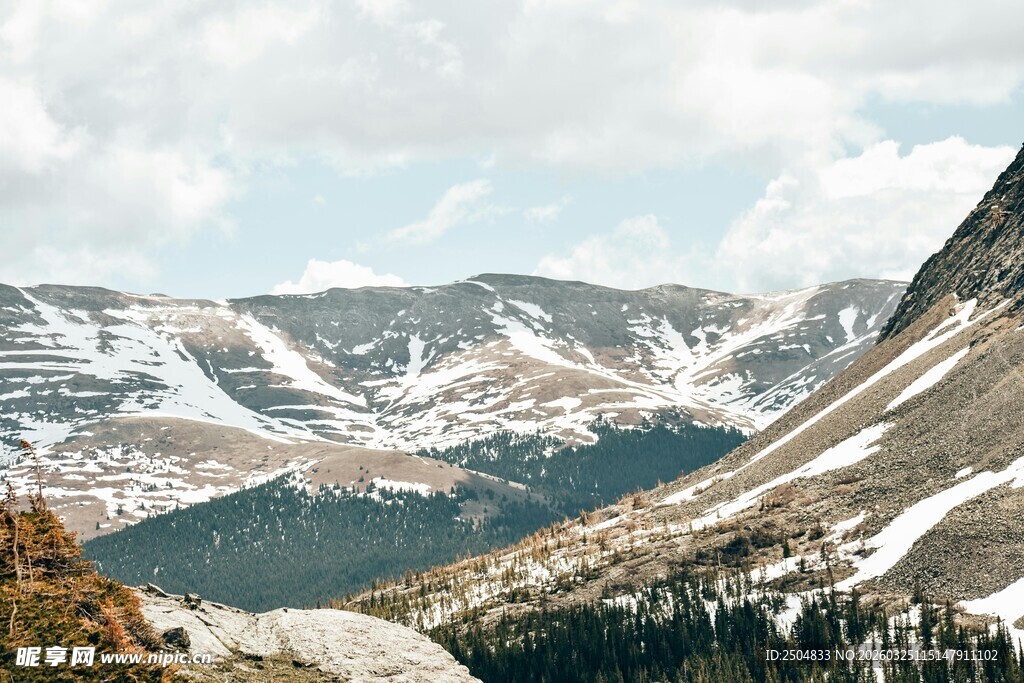 壮丽雪山山谷风景图