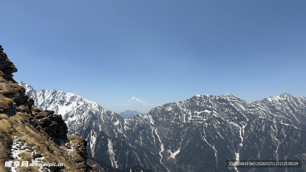 巍峨雪山壮丽风光