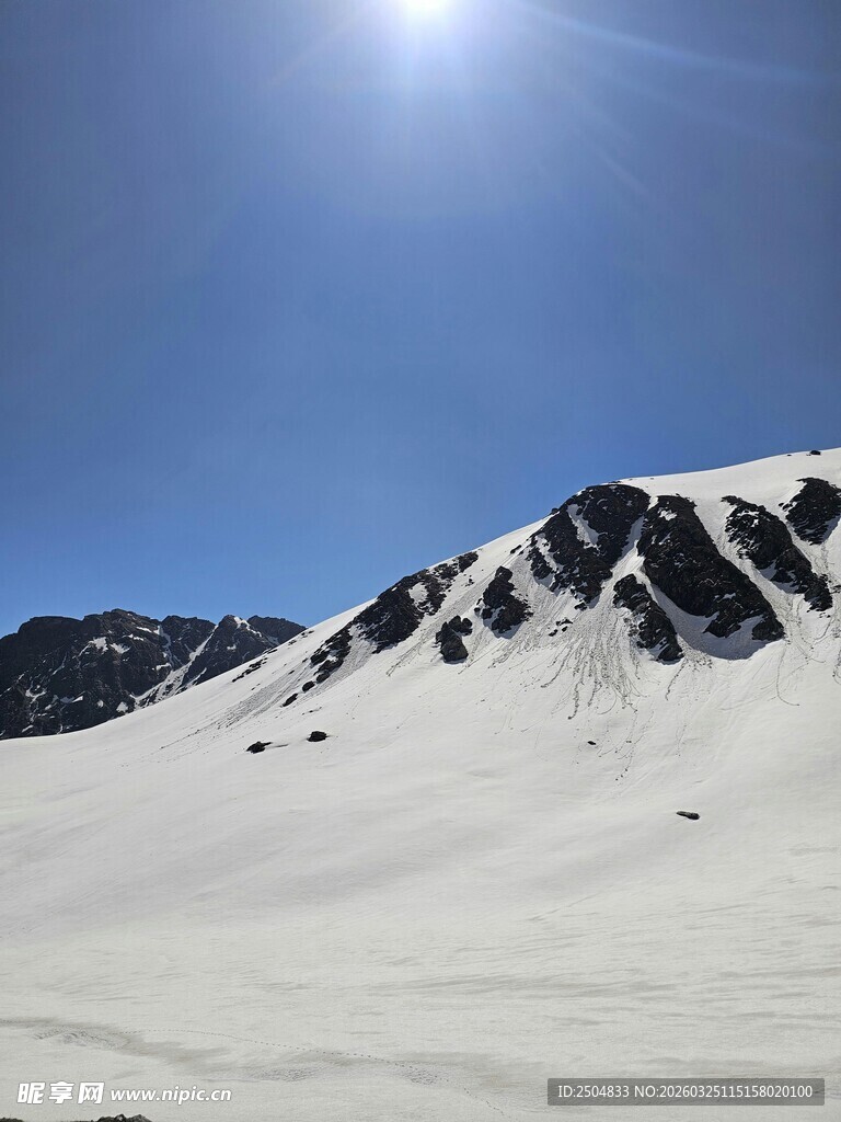 雪山阳光下的壮丽雪景
