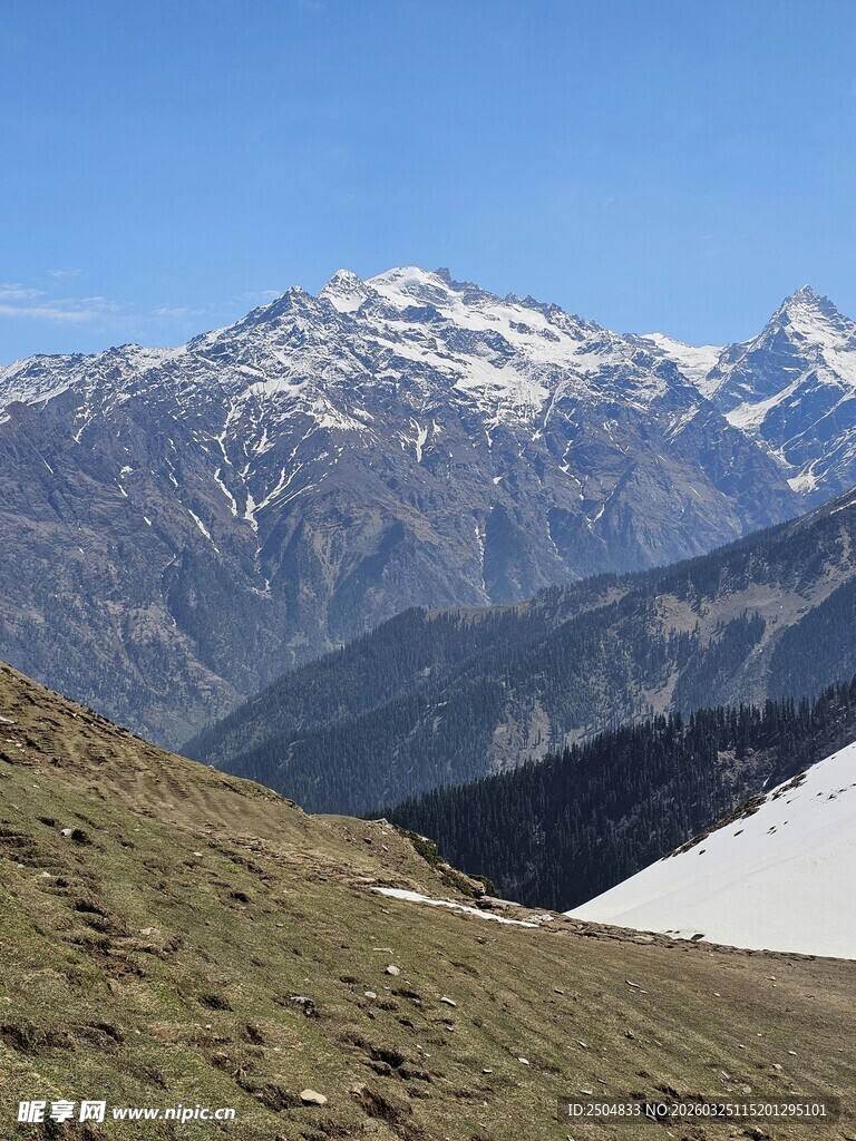 雪山远景 壮阔自然景观