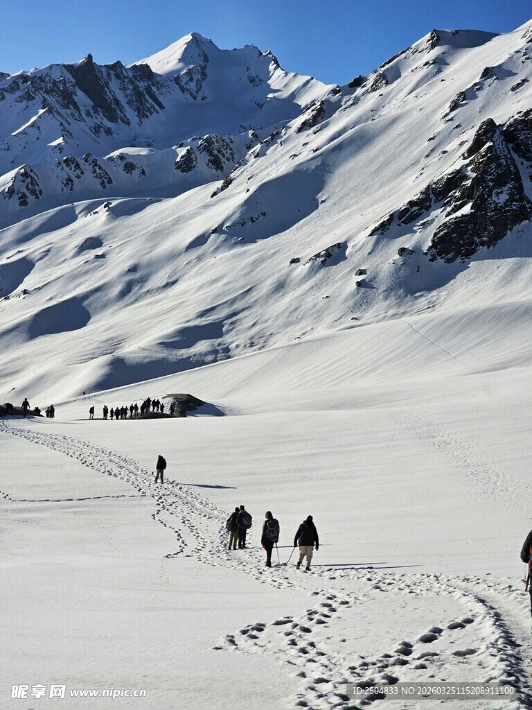 雪山徒步者留下串串脚印