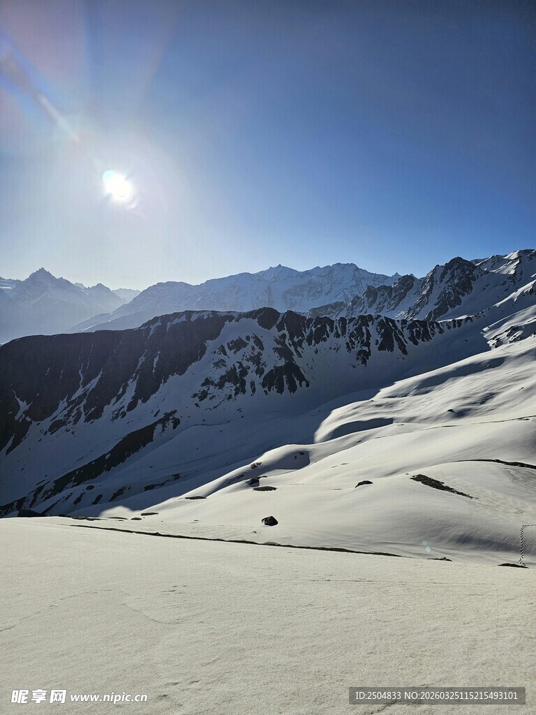 雪山暖阳下的壮丽风光