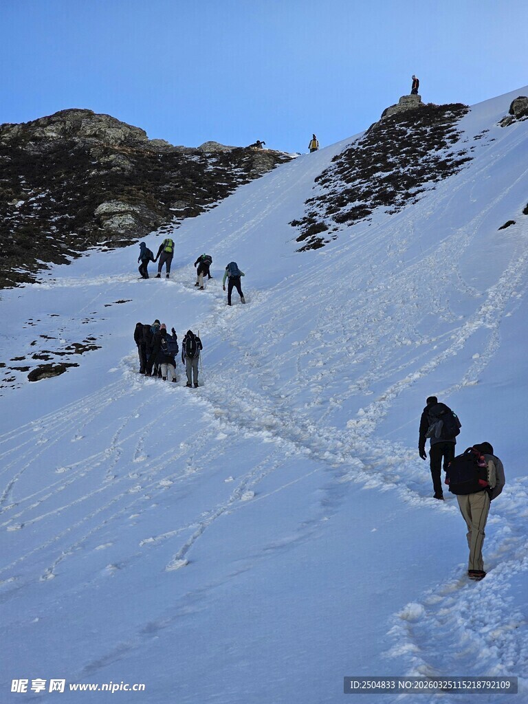 雪山徒步队伍攀登中