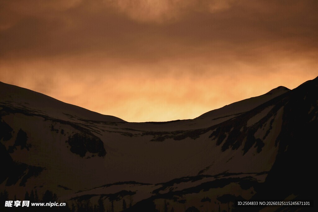 黄昏下的山峦美景