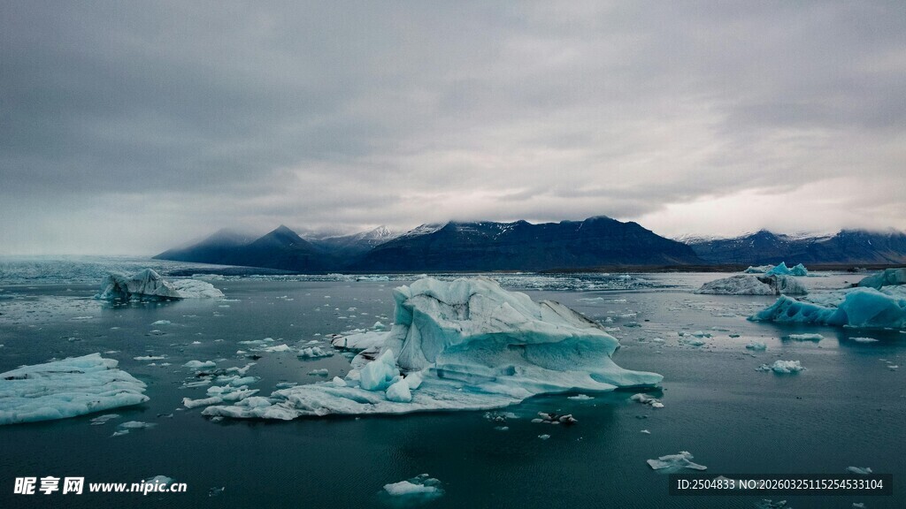 北极海域漂浮的巨大冰块