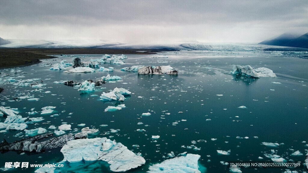 海上漂浮的形态各异冰山