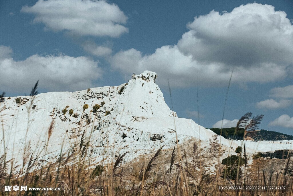 白色山丘与蓝天草地景观