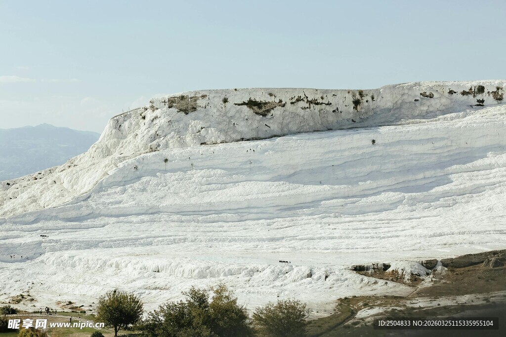白色石灰华地貌景观