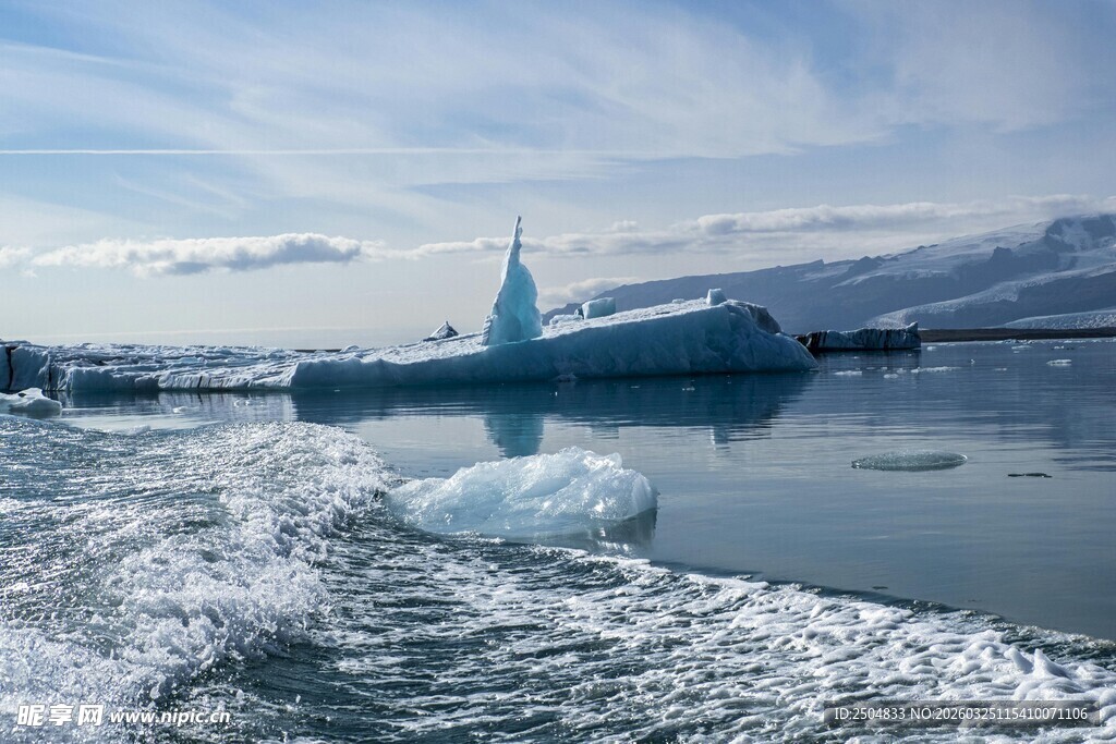 海上巨型冰山景观