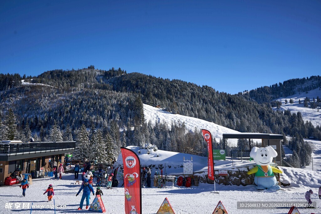 热闹滑雪场 众人欢乐滑雪