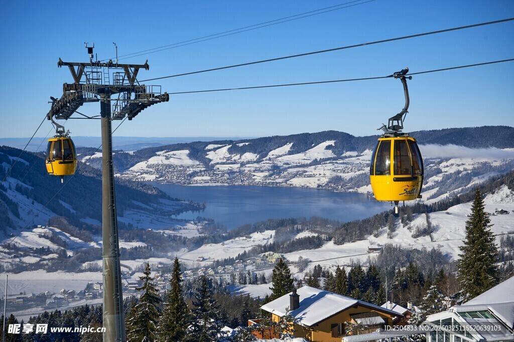 雪山中的黄色缆车景观
