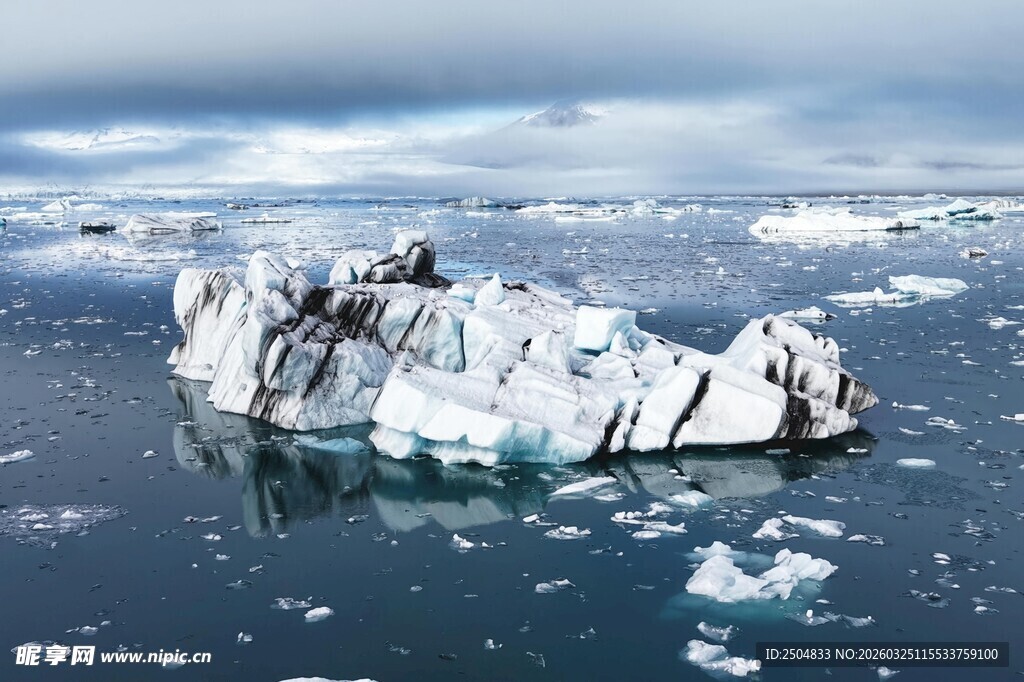 海上漂浮的巨大冰山