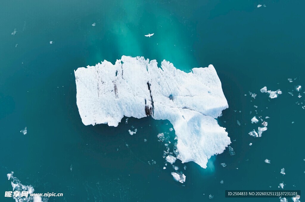 漂浮在海面上的巨大冰块