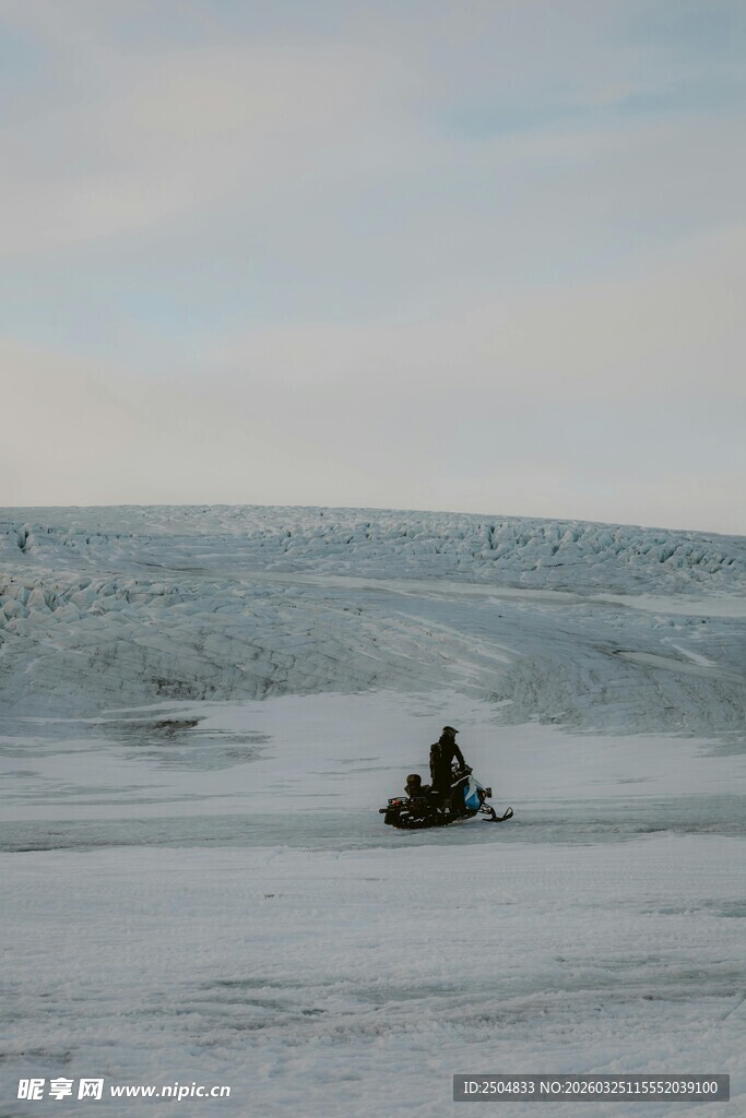 雪地摩托驰骋于冰雪世界