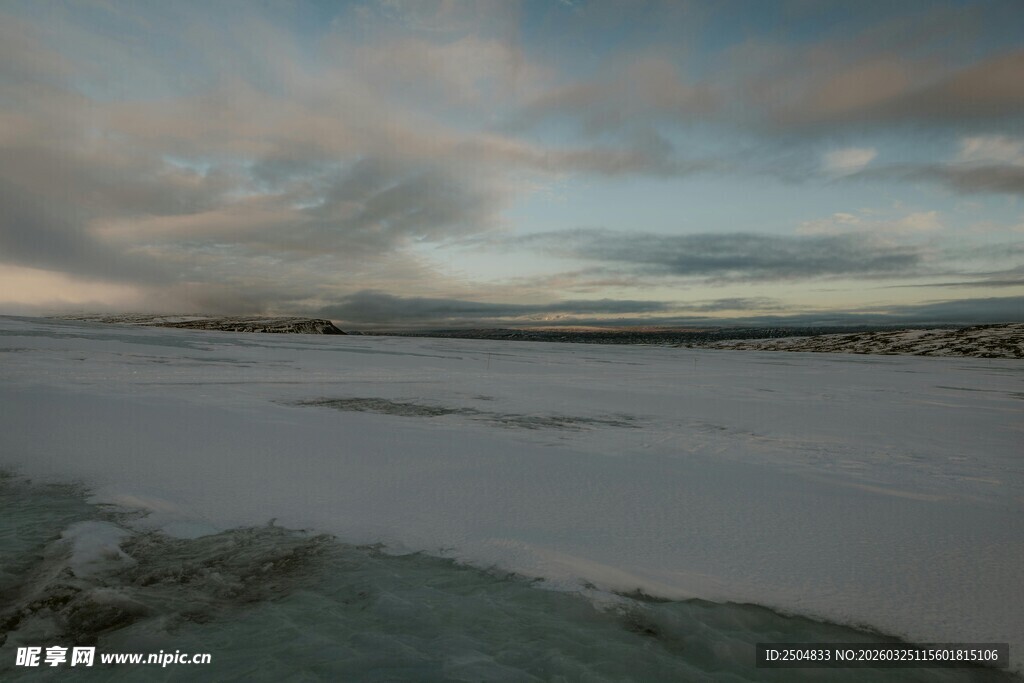 冬日冰封湖面的壮丽景观