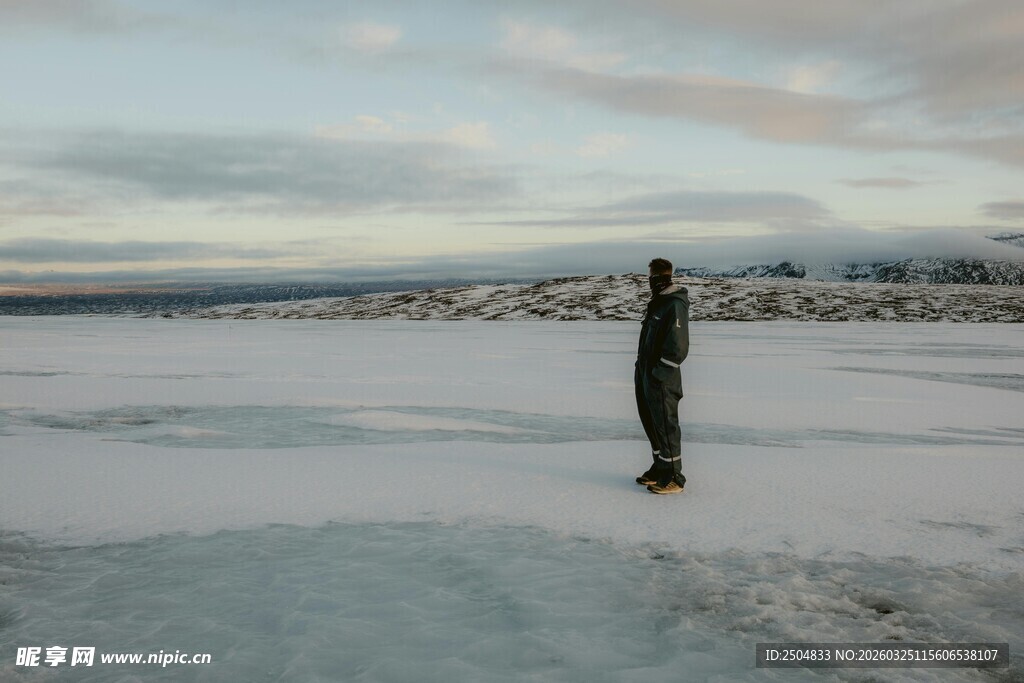 雪地中孤独的站立身影
