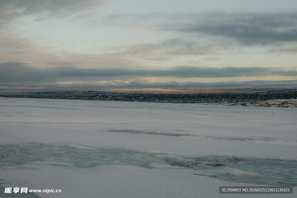 冰封湖面的黄昏美景