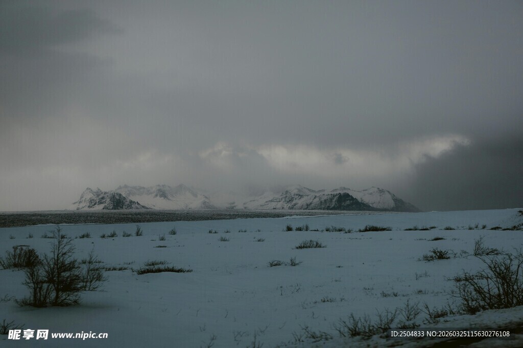 雪野中的 沉天空
