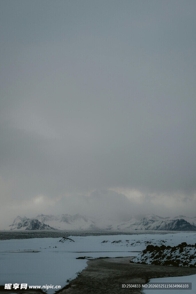 冬日冰封湖面及远处山峦