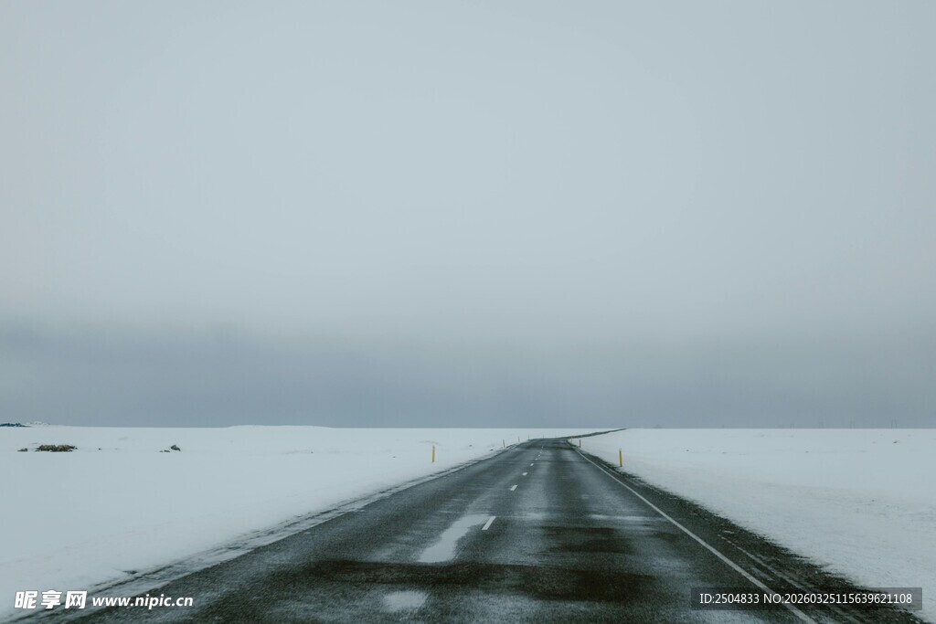 雪覆公路延伸向远方