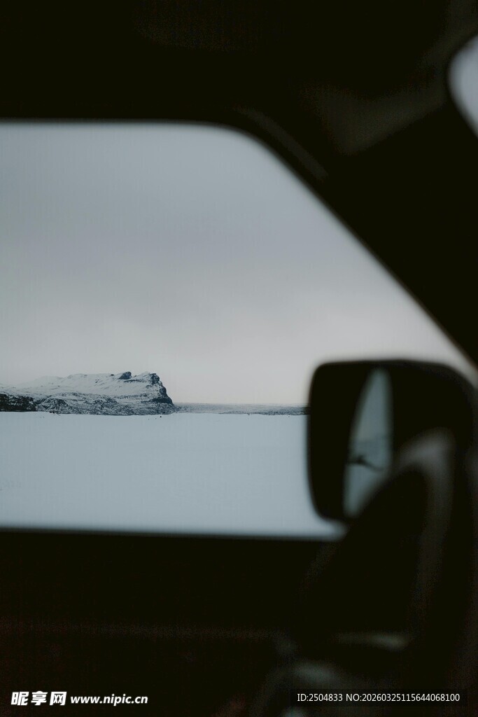 车内视角看海上船只