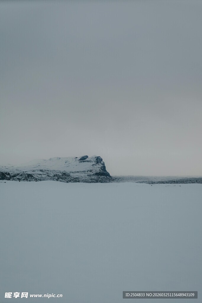 冰原上的孤独冰山