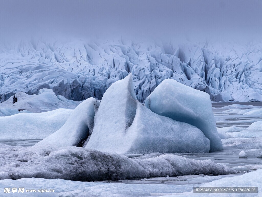 冰川上的巨大冰块奇观