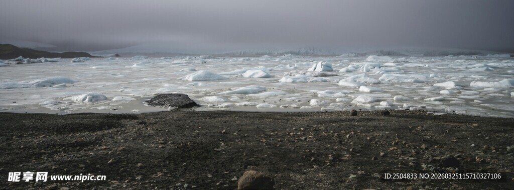 海边 沉天色下的翻涌海浪