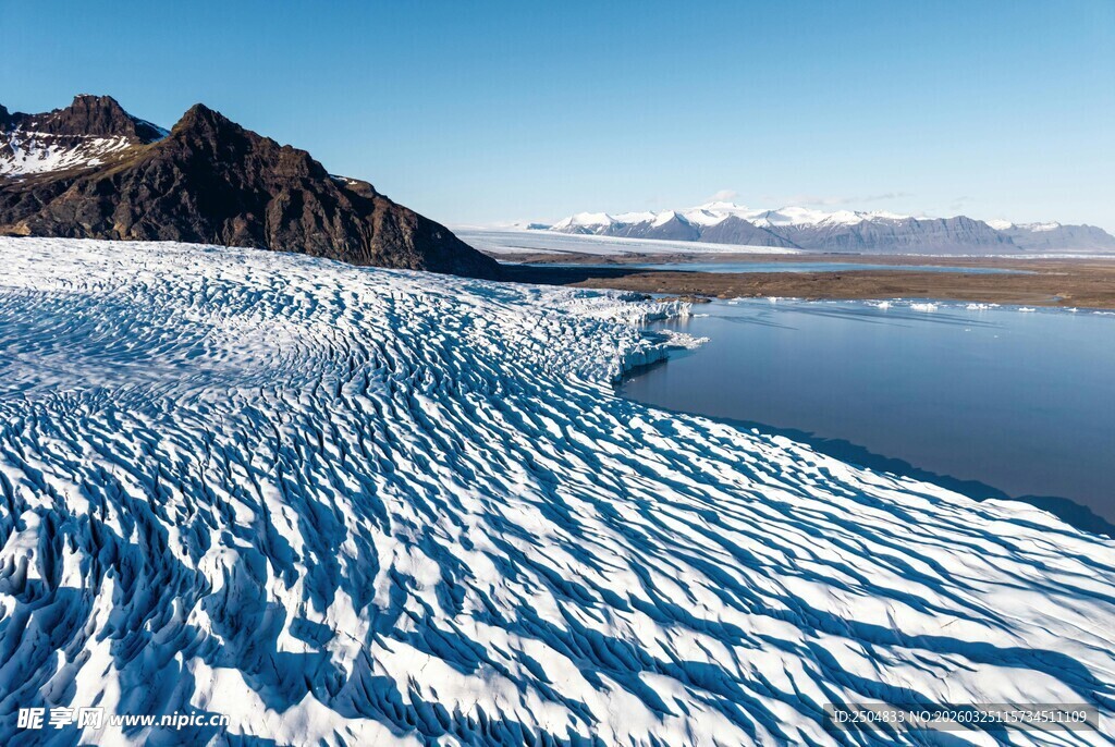 壮丽冰川与远处山峦美景