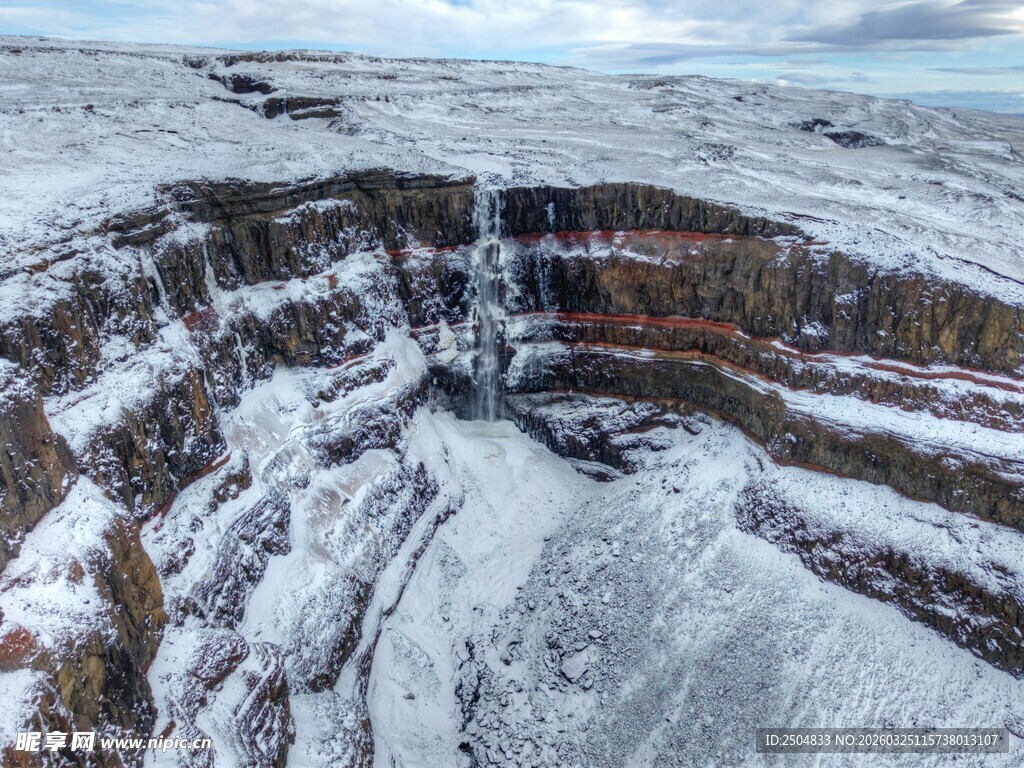冰雪覆盖的壮观峡谷景观