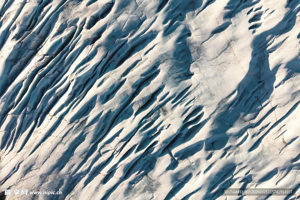 雪地上的波纹纹理