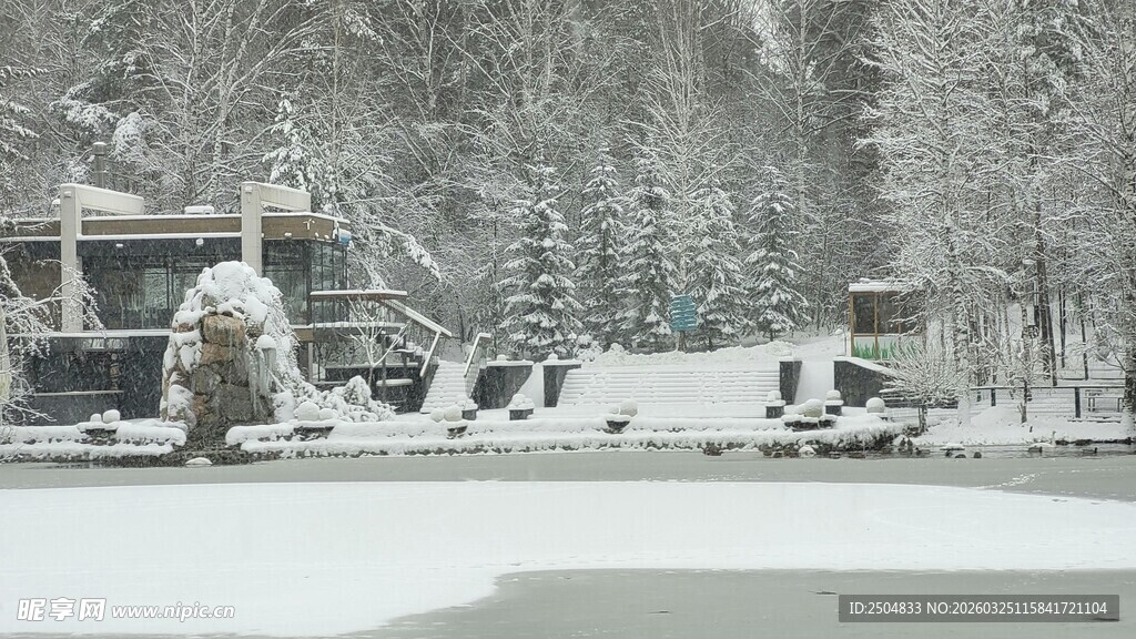 冬日雪景中的温馨户外场景