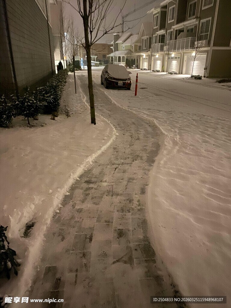 雪后小区小路的静谧景象